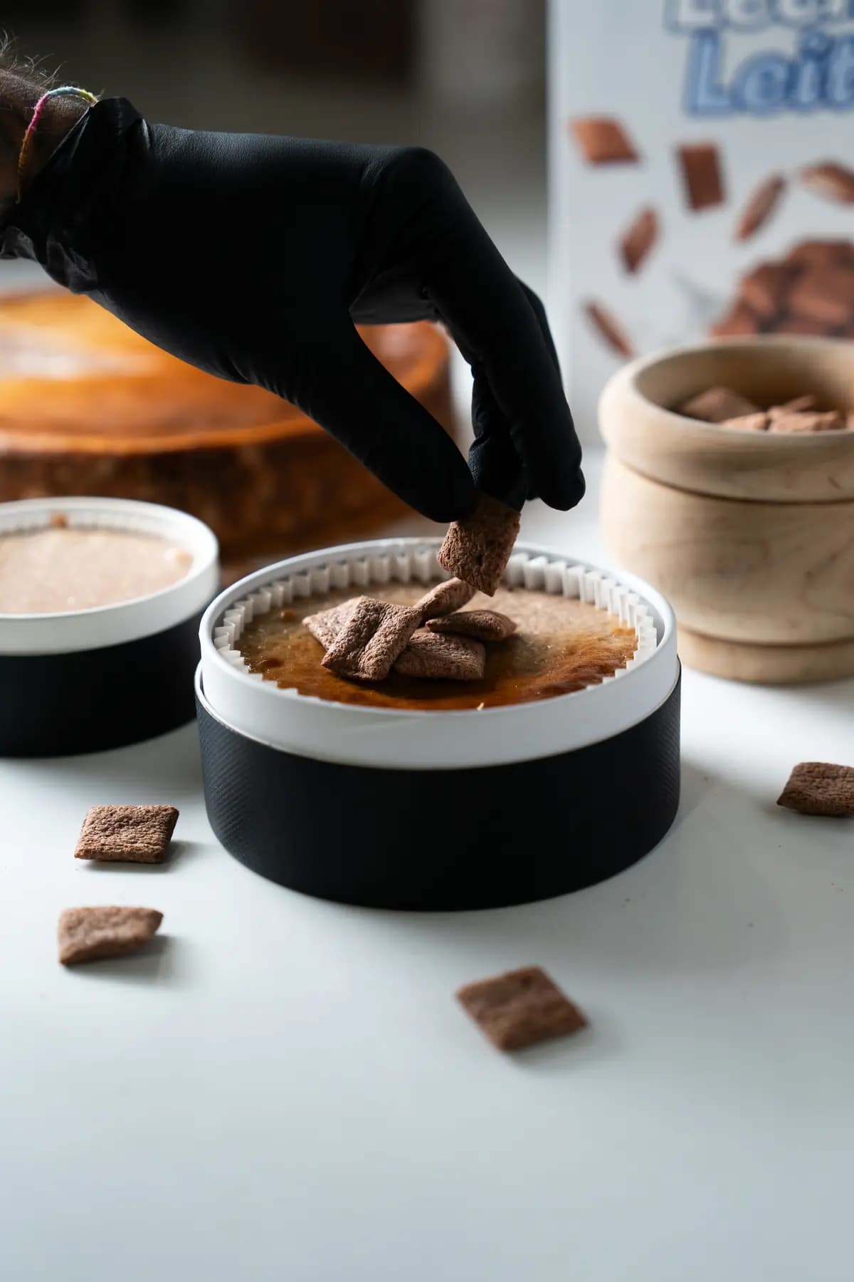 Una mano coloca trozos de chocolate sobre una tarta
