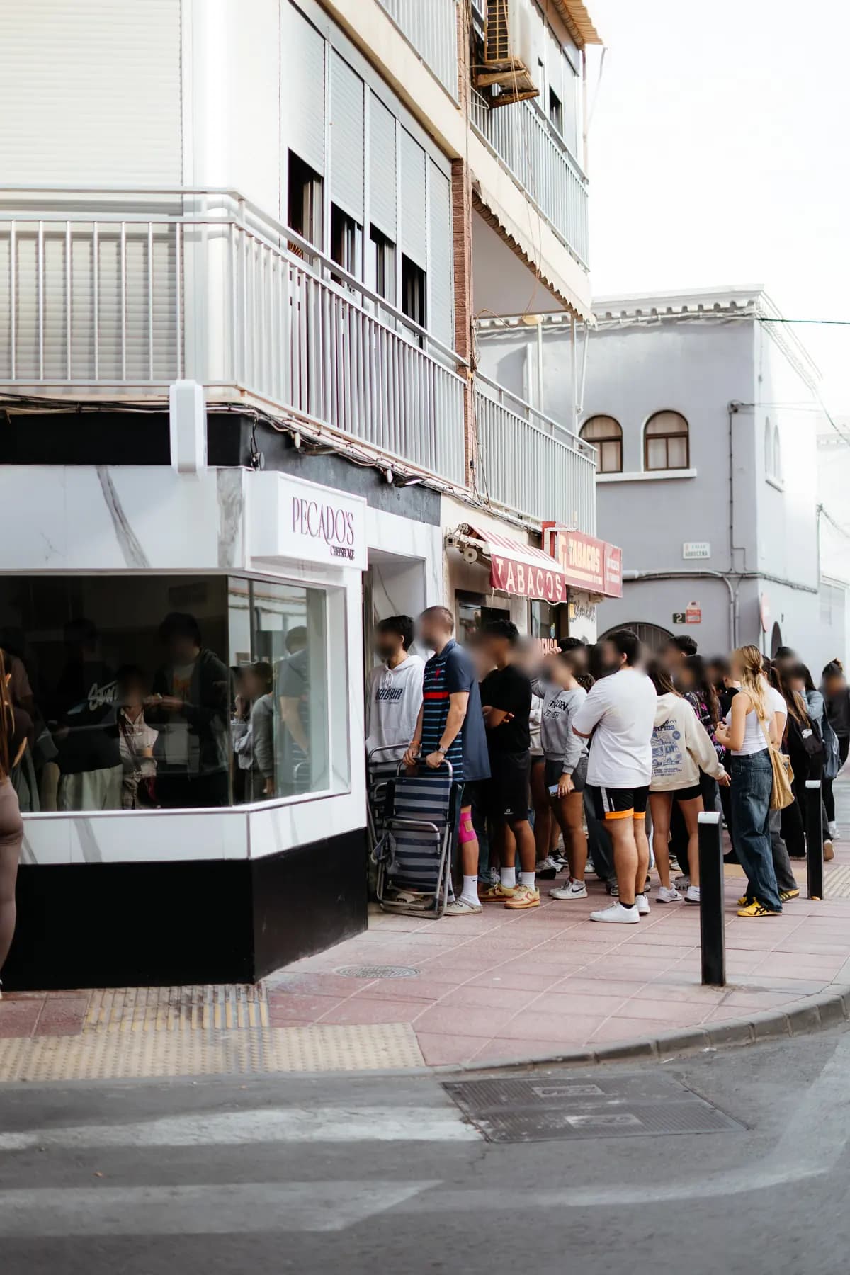 Gente haciendo cola en la calle para entrar en Pecados