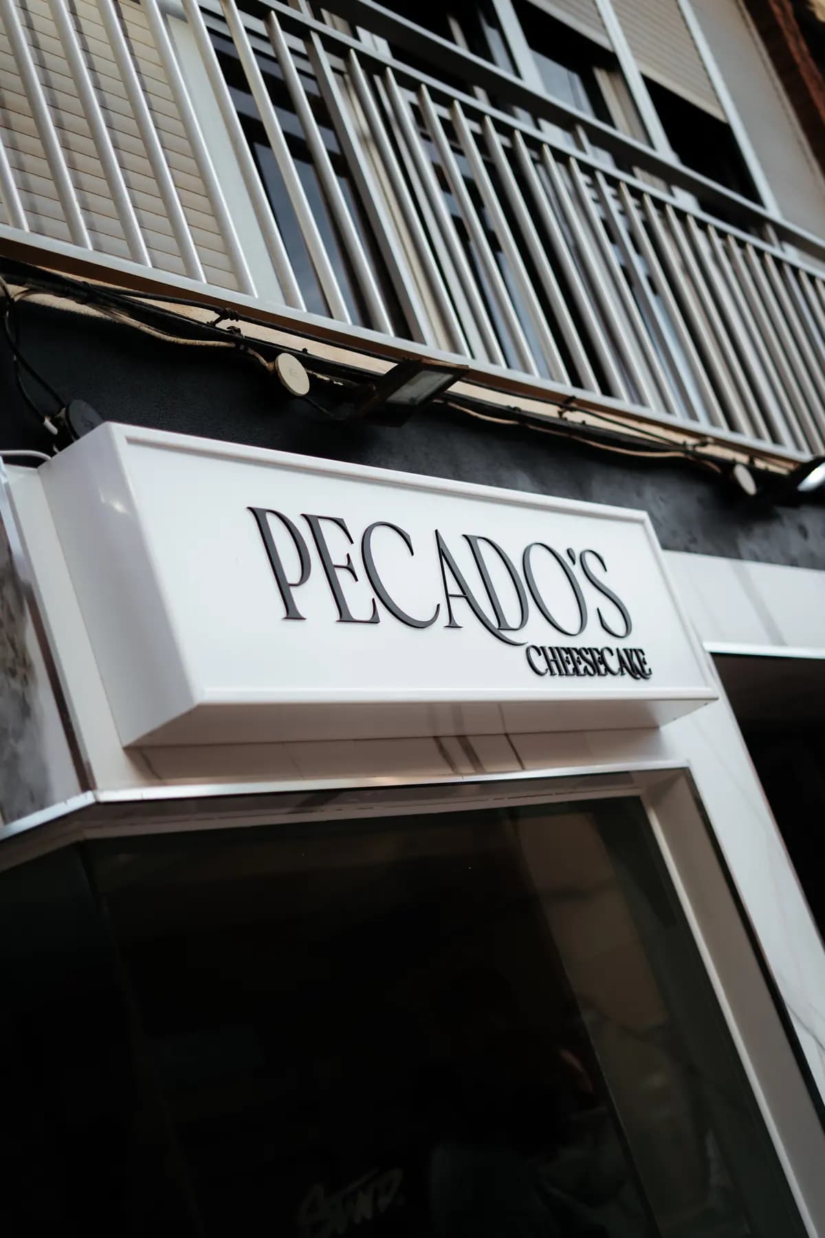 El cartel de Pecados Cheesecake en la fachada del local de Aguadulce