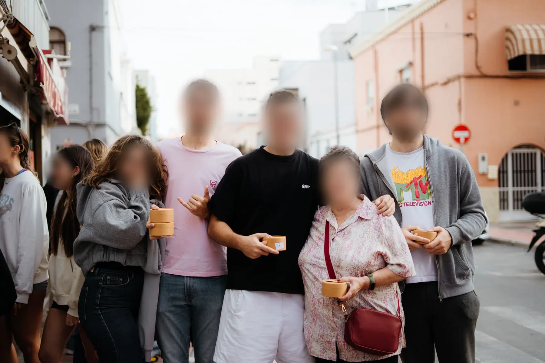 Un grupo con sus vasos de Pecados en la calle