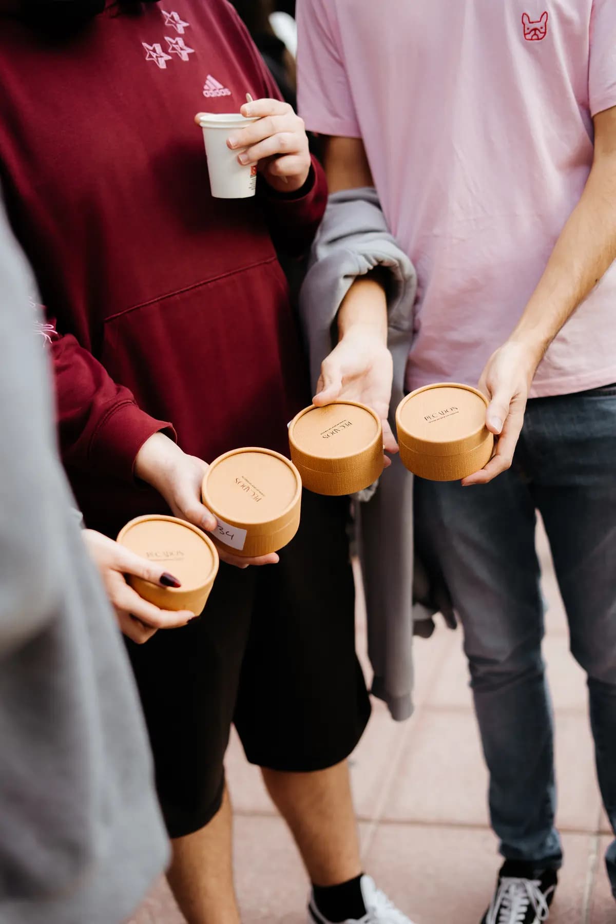 Manos con vasos de Pecados